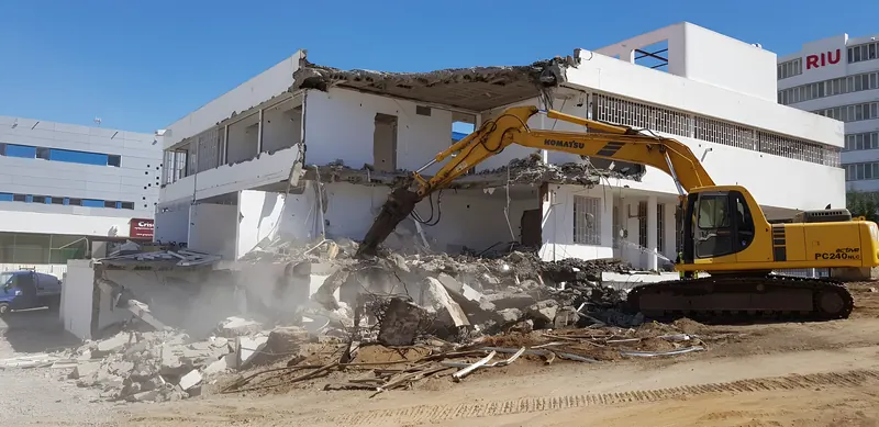 Excavadora Komatsu demoliendo un edificio de dos plantas