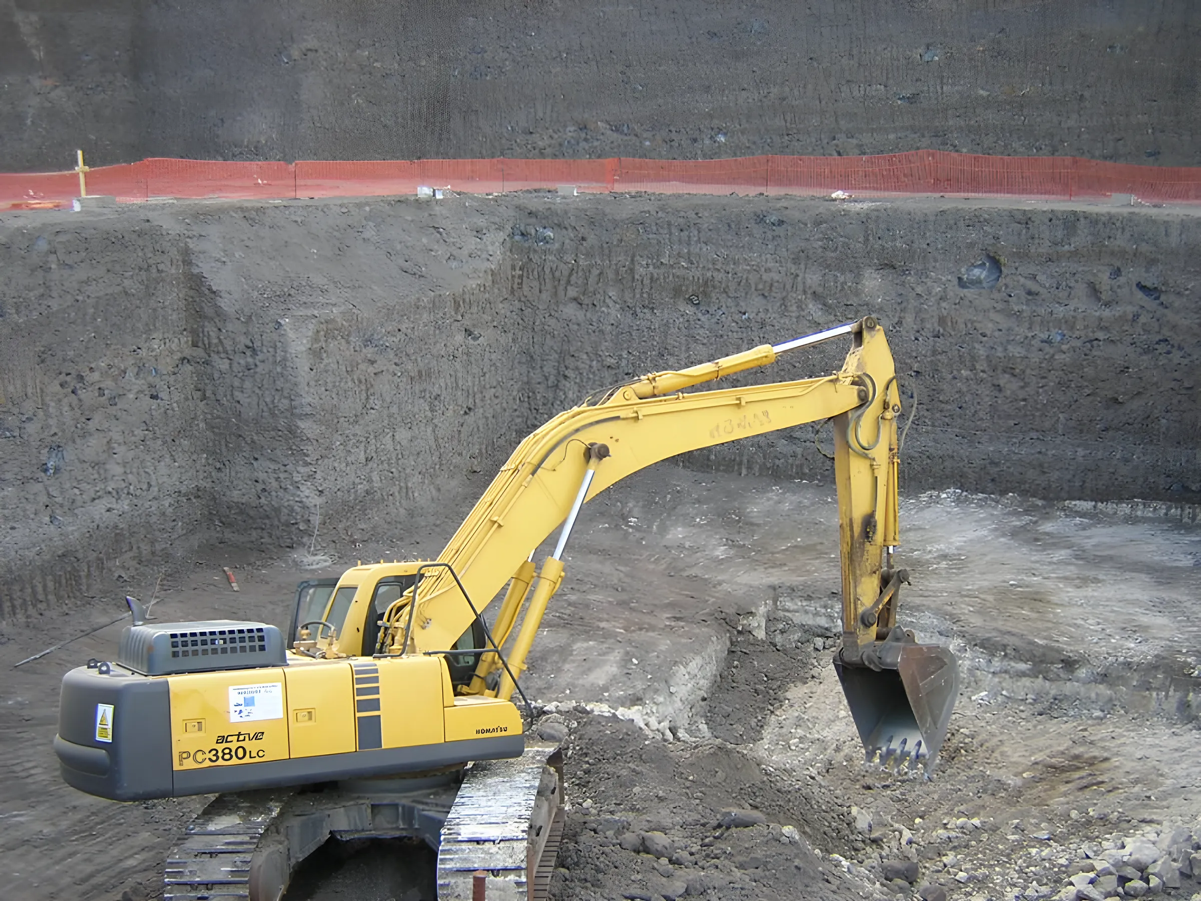 Excavadora de cadenas trabajando en el vaciado de un solar